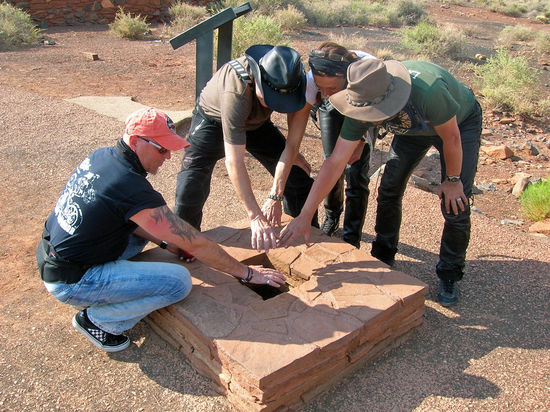"Blowhole", ein geologisches Phänomen, wo von unterirdischen Gängen Luft durch eine kleine Öffnung durch Druckunterschiede ausgeblasen oder angesaugt wird.