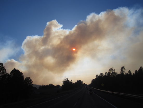 Wir hören von den Rangern und sehen es selbst, dass es Feuer in der Gegend um Flagstaff gibt, der Rauch verdunkelt zeitweise die Sonne, sieht faszinierend aus.