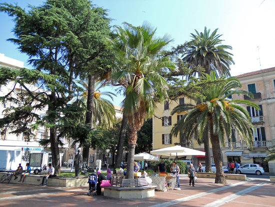 Albenga - Piazza del Popolo
Albenga, eine der schönsten Altstädte Liguriens. Trotz der zahlreichen Kunstschätze - abgesehen von Mailand und Ravenna, besitzt keine oberitalienische Stadt vergleichbare spätantike Kulturgüter - lassen die meisten Touristen Albenga "links" liegen.