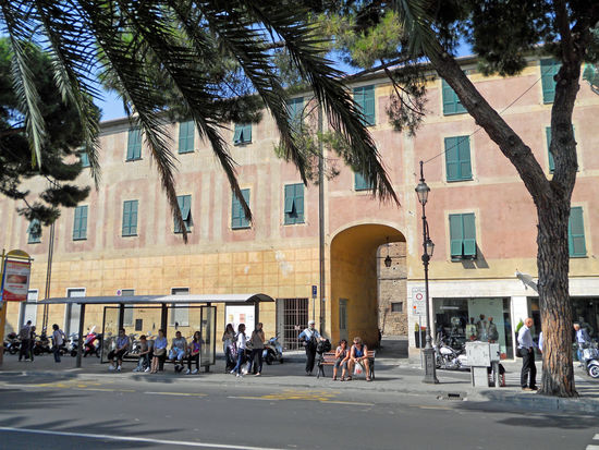 Albenga - Blick vom Piazza del Popolo auf den Zugang zum Centro Storico