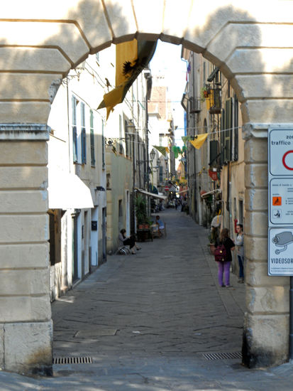 Albenga - Wenn man in das enge, von einer schützenden Mauer umschlossene Gassengewirr eintaucht, erliegt man der Fazination dieses geschichtsträchtigen Ortes.