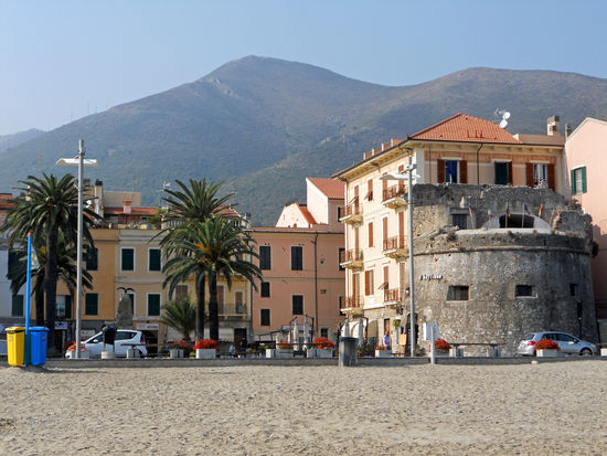 Ceriale, Bastion Contrario, direkt am Meer gelegen.