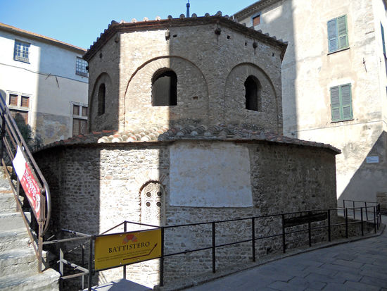 Albenga -  Im Baptisterium (5. Jh.) mit achteckigem Grundriss ist noch ein Taufbecken erhalten. Es ist das älteste Sakralgebäude der Stadt und eines der bedeutendsten ganz Liguriens.