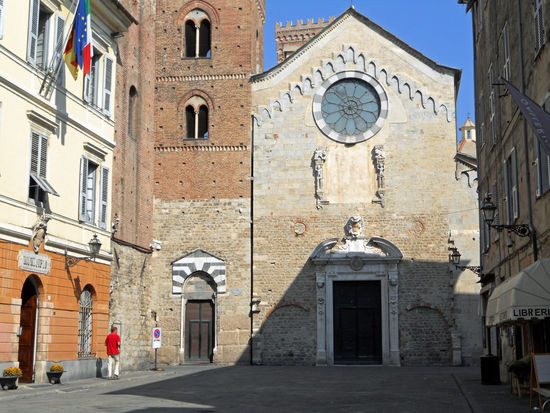 Albenga - Die Gassen der mittelalterlichen Stadt ziehen sich um den Piazza San Michel mit dem Dom, erbaut zwischen dem 11. und 14.Jh., benannt nach dem Erzengel Michael. Der Dom wird von einem eindrucksvollen Campanile des ausgehenden 14. Jh. überragt.