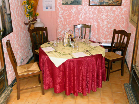 Albenga - Trattoria, Rosetta .
Es ist ein uriges Lokal, ein Tisch, in einem kleinen Gewölbe, hat uns besonders gut gefallen.