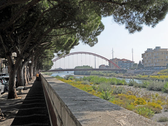 Albenga - hier wird der Fluss Centa von einer roten eleganten Brücke überspannt.