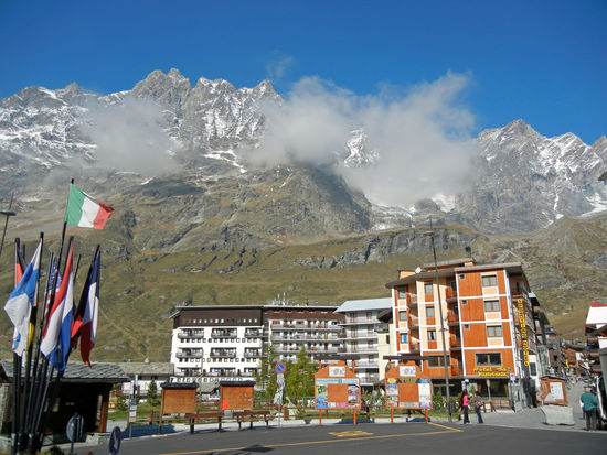 Breuil-Cervinia, 2.055 m
Breuil ist der französische und Cervinia der ital. Name des Ortes, beide Bezeichnungen wurden zu einem Doppelnamen zusammengefasst und bedeuteten übersetzt "Sumpfiges Gebiet am Matterhorn".