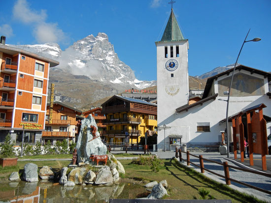 Breuil-Cervinia - Der Ort ist ein bekannter Urlaubsort, ein exclusives Ziel im Wintersport. Durch seine Nähe zum Gletscherskigebiet von Zermatt ist das ganze Jahr über Wintersport möglich.