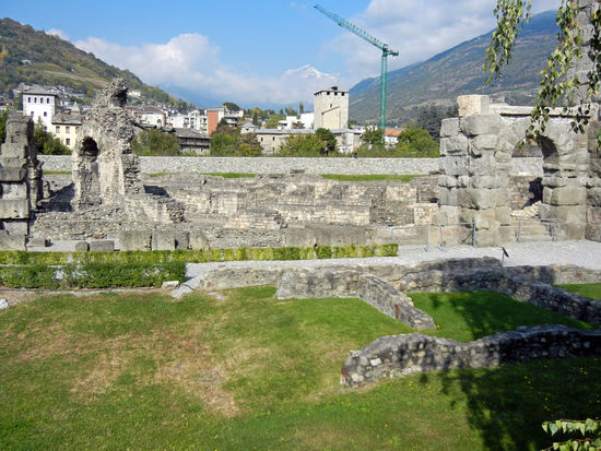 Aosta - Vieles aus der römischen Zeit (hier die Überreste des antiken Theaters) ist heute noch zu sehen.