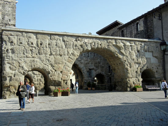 Aosta - Eines der Stadttore, die Porta Praetoria.