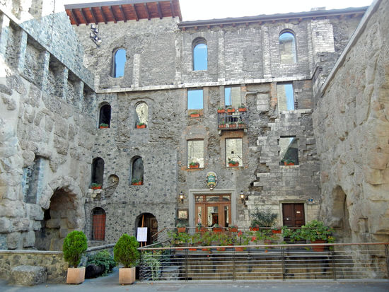 Aosta - In der alten Befestigungsmauer am Prätorianer Tor ist ein Luxus-Restaurant sehr stilvoll untergebracht.