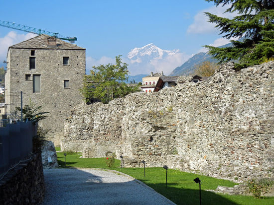 Aosta - Reste des Amphitheaters sind  zu besichtigen.