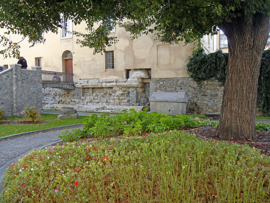 Aosta - Eingang zum Kryptoportikus. Zu welchem Zweck die Römer diese riesigen unteririschen Gewölbe angelegt haben, ist ein Rätsel.