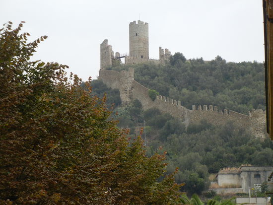 Castello di Monte Ursino - oberhalb von Noli. Erbaut, um die Stadt, die Küste und die alte römische Straße zu beherrschen.
Die Burg und die Mauern der Stadt gehören zu den am besten erhaltenen mittelalterlichen Stadtbefestigungen im westlichen Ligurien.