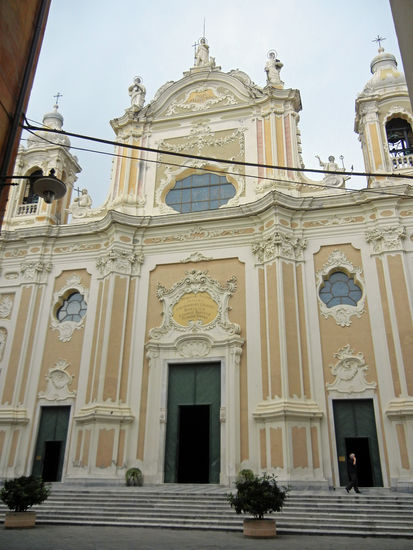 Finale Ligure - Basilika S. Giovanni Battista (1619-1675, Fassade von N. Barella, 1762) -sie gehört zu den wichtigsten Beispielen des ligurischen Barocks.