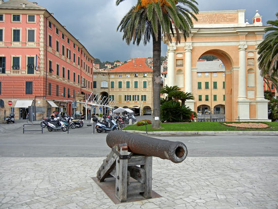 Finale Ligure - Der 1666 für Margarethe von Spanien - sie befand sich auf dem Weg nach Österreich, um Leopold I. zu heiraten - an der Piazza  Vittorio Emanuele errichtete Triumpfbogen ist ein weiteres sehenswertes und auffälliges Baudenkmal in Finale Ligure.
