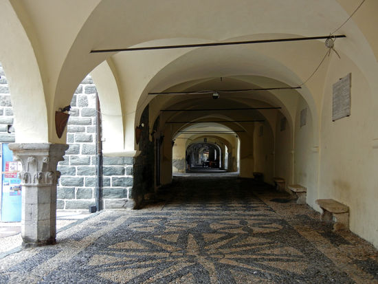 Der Laubengang - Loggia della Repubblica (14./15. Jh) in Noli
