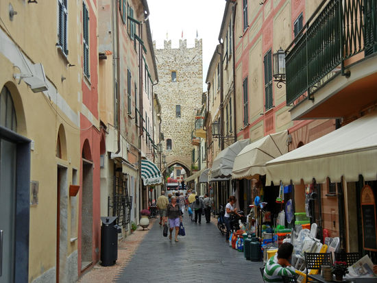 Noli - In den verwinkelten Gassen pulsiert das quirlige Alltagsleben.