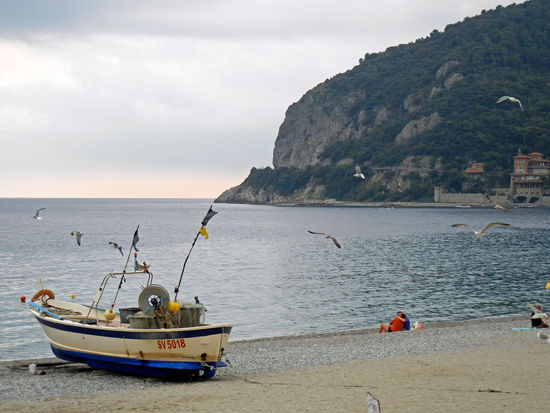 Ein verliebtes Paar am Strand von Noli.