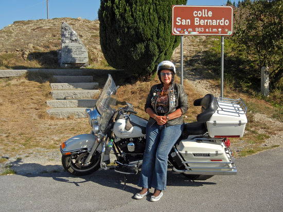 Colle San Bernardo, 963 m, Provinz Cuneo (Piemont). Hier steht ein Denkmal für 19 Widerstandskämpfer, die 1944 von den Faschisten ermordet wurden.