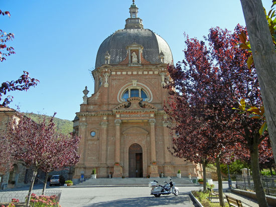 Garessio - Santuario "Beata Virgine delle Grazie del Valsorda", Provinz Cuneo (Piemont). Die Verehrung der Jungfrau von Valsorda hat eine lange Geschichte. Die Überlieferung berichtet von der Erlösung der Pest im Jahr 1400. Einen Aufschwung nahm die Verehrung als Folge der wundersamen Heilung einer taubstummen Frau am 13. Juli 1653.