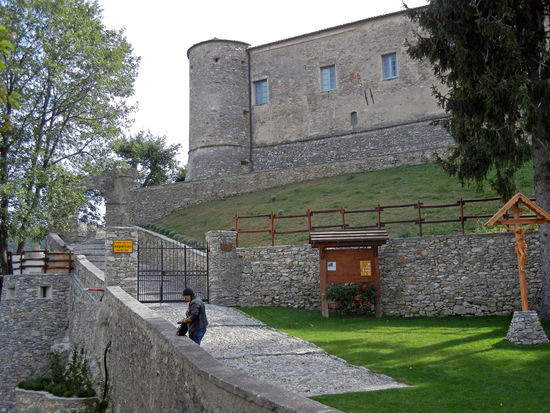 Castello dei Conti Cepollini di Alto e Caprauna aus dem 11. Jh. Es lag hervorragend positioniert an der Hauptroute Albenga und Tanaro-Tal, eine mächtige Wohnburg, deren Hauptzweck es war, Zölle auf die Waren zu erheben und einzutreiben, die das Tanaro-Tal passierten. Die imposante und elegante Burg ist gut erhalten und gehört heute dem Bistum Albenga. Leider können wir sie nicht besichtigen.