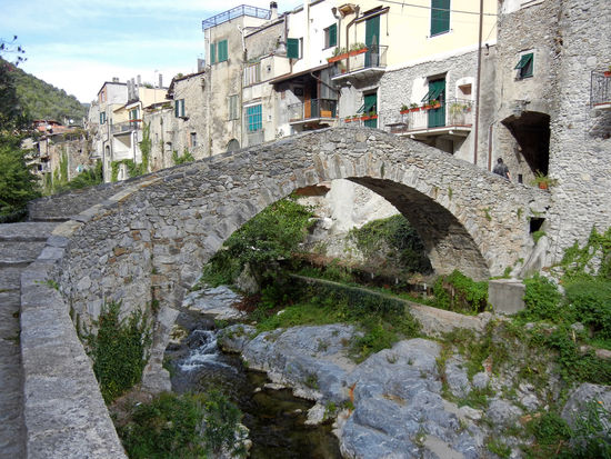 Zuccarello - Obwohl viel restauriert wurde, hat der Ort sich seinen mittelalterlichen Charme bewahrt. Es wurde in nur einem Jahr erbaut, von Dezember 1248 bis Dezember 1249, von den Marchesi Clavesana, später an die Del Carretto weitergegeben.