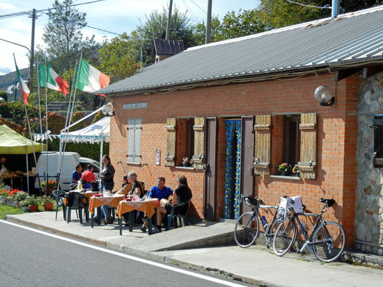 Colle Melogno, 1.028 m. Dies ist ein Gebirgspass, der die Dörfer des Hinterlandes mit der Küste verbindet.
