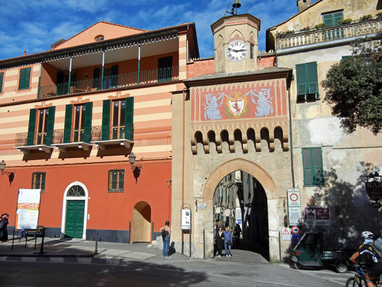Finalborgo - Von einem vollständig erhaltenen Mauerring mit halbrunden Schalentürmen umgeben, besitzt Finalborgo noch viel mittelalterliches Flair.