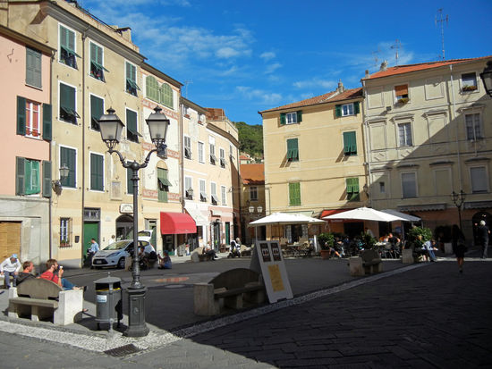 Finalborgo - Altertümlich gepflasterte Gassen, gesäumt von prächtigen Adelspalästen, so spazieren wir durch das Dorf, dessen kleine beschauliche Plätze nicht zur Kulisse erstarrt, sondern vom Alltagsleben erfüllt sind.