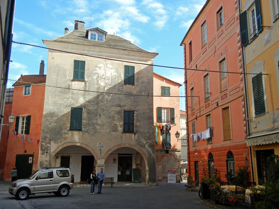 Finalborgo bildet einen der vier Ortskerne der Stadt Finale Ligure. Es entwickelte sich während des Mittelalters, als es der Hauptsitz des Marquisats von Finale, regiert durch den Marchese Del Carretto, war sowie unter der Herrschaft Spaniens im 17. Jh.