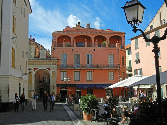 Finalborgo - Die Familie Del Carretto regiert das Marquisat von Finale bis 1602. Dann fällt die Stadt unter die Herrschaft der Spanier und Habsburger, die sie 1713 an Genua verkaufen.