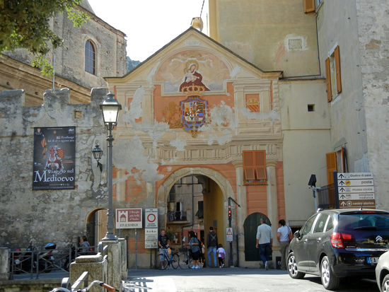 Gen Osten, Süden und Westen wurde Finalborgo durch die Stadtmauern geschützt, während die Stadt von Norden her auf natürliche Weise Schutz durch den Ausläufer des Colle del Becchignolo erfuhr, ebenfalls durch den dortigen romanischen Turm, der im Verlaufe in den Bau des Castel Gavone einbezogen wurde und als "Torre dei diamanti" ist er zum Wahrzeichen von Finalborgo geworden.
