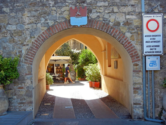 Cervo im Steriatal ist einer der faszinierendsten Orte in Ligurien. Der Ort ist römischen Ursprungs und hat zur damaligen Zeit als Kontrollposten an der Küstenstraße "Aurelia" gedient.