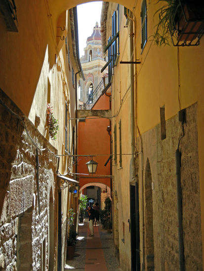 Cervo selbst ist ein Gewirr aus kleinen, verwinkelten und blumenbewachsenen Gassen.