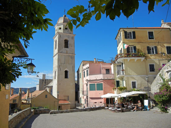 Der zentrale Platz vor der Kirche - Piazza Vittorio Emanuele in Cervo