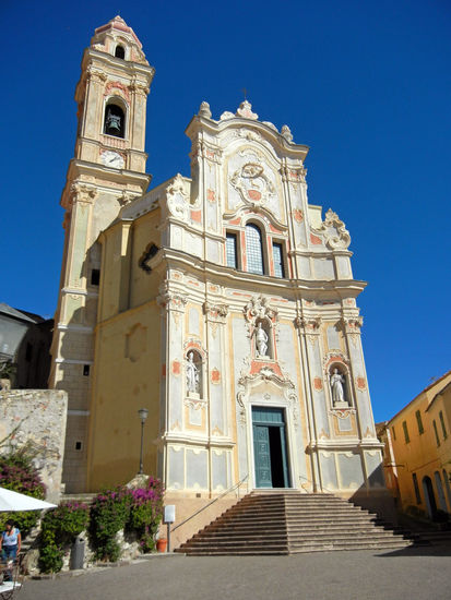 Der zentrale Punkt in Cervo und Blickfang ist die Kirche San Giovanni Battista. Sie überragt den malerischen kleinen Ort und ist schon von weitem sichtbar. Ihre prachtvolle Fassade ist dem Meer zugewandt.