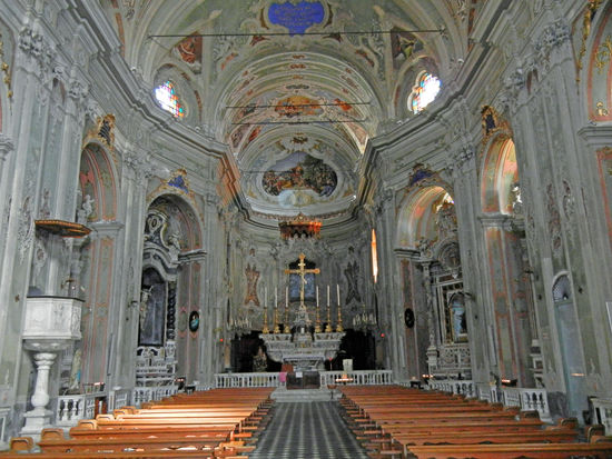 Cervo -  Die Kirche, ein aufwendiger Bau, mit dem schlanken Campanile wurde durch die üppigen Einkünft der örtlichen Korallenfischer finanziert. Sie war fertiggestellt, als 1720 die Korallenbänke vor der Küste durch einen Sturm zerstört wurden.