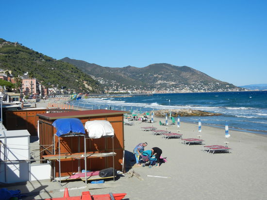 Strand in Laigueglia - Baia del Sole - für uns ein Graus, viel zu klein, zu schmal, zu viele Buden etc.