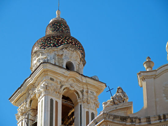 Laigueglia - Barocke Kirche, die dem Hl. Matteo geweiht ist. Die Türme dieser Kirche dienten als Wachtürme vor den Schiffen der Sarazenen. 2 Glockentürme, die in bunten Majolikakuppeln enden, sind besonders prächtig.