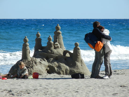 Schöne Burg am Strand von Laigueglia