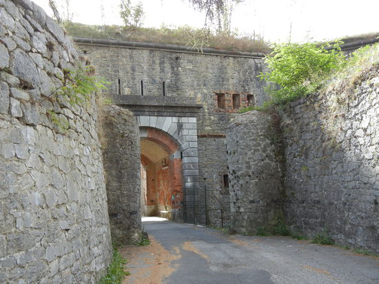 Forte Centrale Nava - "Gedächtnis der Alpen" -  Der Colle di Nava war ein wichtiger Pass, zwischen Piemont und Frankreich, bewacht durch ein System von Befestigungsanlagen des 19. Jh., erbaut von den Herrschern von Savoyen, und auch von Napoleon verwendet. Das Forte Centrale Nava ist gut erhalten und kann zu bestimmten Zeiten besichtigt werden. Wir schauen uns die Zugbrücken an und die riesigen Gräben, die das Fort umgeben. Das Fort selbst war nie in kriegerische Auseinandersetzungen verwickelt.