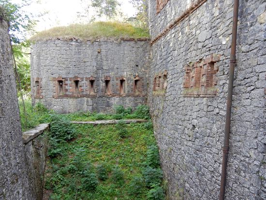Forte Centrale Nava - "Gedächtnis der Alpen" - Der Colle di Nava war ein wichtiger Pass, zwischen Piemont und Frankreich, bewacht durch ein System von Befestigungsanlagen des 19. Jh., erbaut von den Herrschern von Savoyen, und auch von Napoleon verwendet. Das Forte Centrale Nava ist gut erhalten und kann zu bestimmten Zeiten besichtigt werden. Wir schauen uns die Zugbrücken an und die riesigen Gräben, die das Fort umgeben. Das Fort selbst war nie in kriegerische Auseinandersetzungen verwickelt.