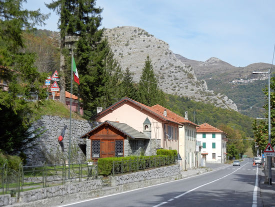 Colle di Nava, 934 m. Dieser verbindet das Arosscia-Tal mit dem Tanaro-Tal.
