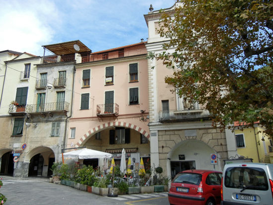 Pieve di Teco ist ein unversehrt gebliebener mittelalterlicher Ort, welcher an der alten Handelsstrasse zwischen der ligurischen Küste und dem Piemont liegt.