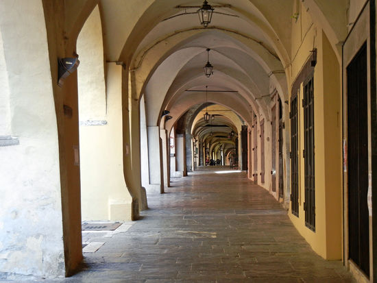 Pieve di Tecp - In der arkadenflankierten Hauptgasse der Altstadt vollzieht sich gemächlich das typisch italienische Leben. Die Geschäfte und Läden sind nirgendwo uriger. Vom Wein über Käse bis hin zu Olivenöl ist alles zu haben.
Mittagszeit - aus diesem Grund ist hier niemand zu sehen!