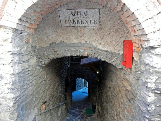 Eine der urigen Gassen in Pieve di Teco, die Häuser sind z. T. wunderschön restauriert.