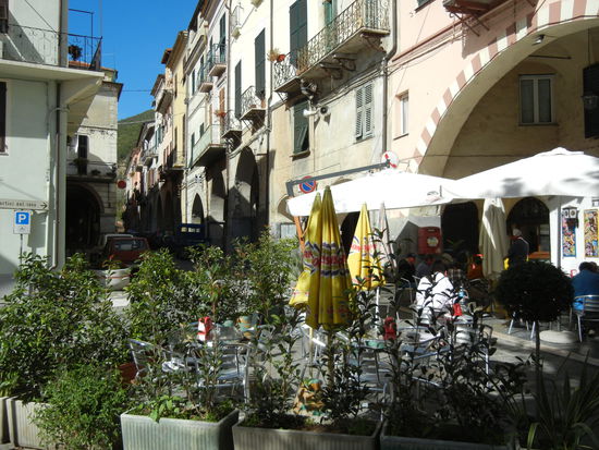 Pieve di Teco mit Laubengängen aus dem Jahr 1400