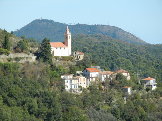 Im Ligurischen Hinterland, überall kleine Dörfer, z. T. am Berg klebend, Burgen oder Ruinen auf Bergspitzen ...