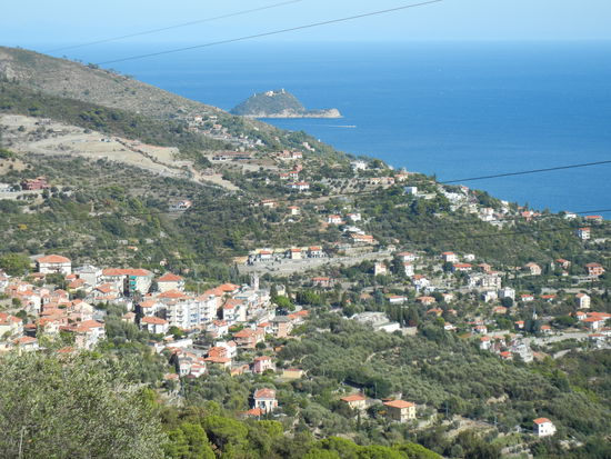 Hier ist die Ligurische Küste durch Bauten verschandelt ...